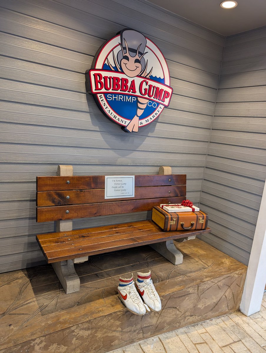 人生初の
『フィッシュ＆チップス』とやらを食べたよ
ハンバーガー分厚すぎて顎取れるか思った