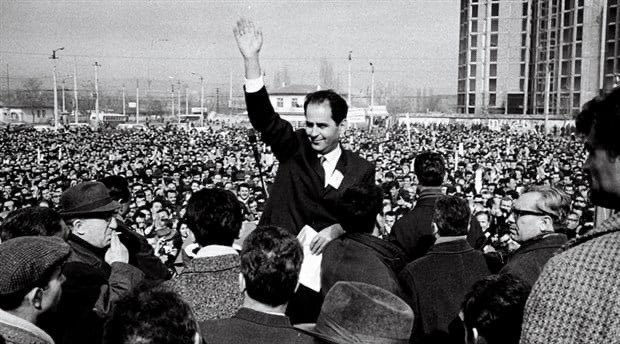 Fakir Baykurt “Yılanların Öcü” kitabında ne diyordu; 
“Yılanlar yılanken öç alıyorlar.
Siz insan olduğunuz halde bunca hakarete,bunca zulme nasıl dayanıyorsunuz? Korkma Bayram,Pısma,HAKKINI ARA”
Işıklarda uyu Fakir Baykurt..