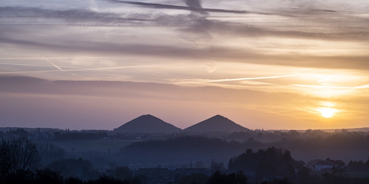Bon week-end le #PasdeCalais ! Quand le soleil se couche sur les géants noirs d'Haillicourt. 
Un paysage emblématique, entre mémoire et nature retrouvée.  

Photo : J. Pouille / CD62

#pasdecalais #weekend #coucherdesoleil #terril #patrimoine #nature
