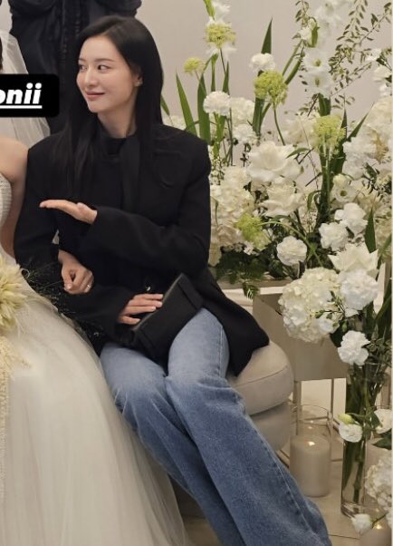 The kind of pic i've been wishing to see at ayeon or younha wedding huhuuuu