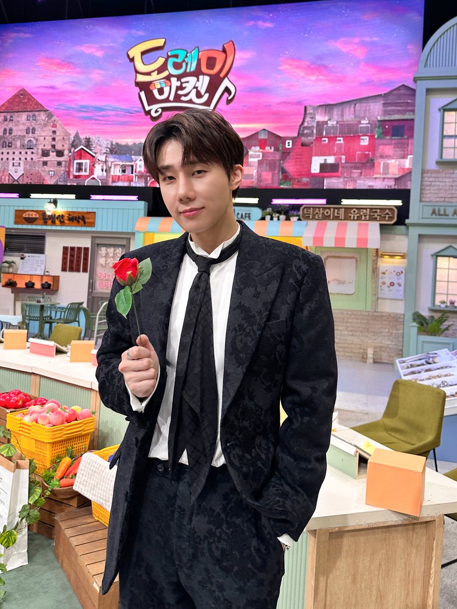 KSK_official's tweet image. [📺]

오늘 저녁 7시 40분! 
tvN &amp;lt;놀라운 토요일&amp;gt;에 성규가 출연합니다.

드디어 왔다 내 도파민🖤

힘들 때 ➡️ 성규를 보자
슬플 때 ➡️ 김성규를 봐
속상할 때 ➡️ SungKyu를 볼까?
심심할 때 ➡️ 놀라운 토요일 성규 봐야지

#김성규 #KIMSUNGKYU
#tvN #놀라운토요일 
#뮤지컬 #데스노트 #DEATHNOTE