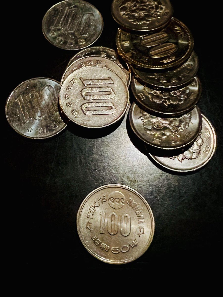 ポッケの小銭をジャラリと出すと
一風変わった100円玉が（写

調べると1975年開催の沖縄国際海洋博覧会の記念硬貨らしい
値打ちは等価の100円
普通に使うべ(￣▽￣)

どうやら連休らしいので
明日も営業する予定
よろしくひとつ

さ
そぼ降る雨な歌舞伎町

今宵もうんにょり

土曜半ドンZORY。。。