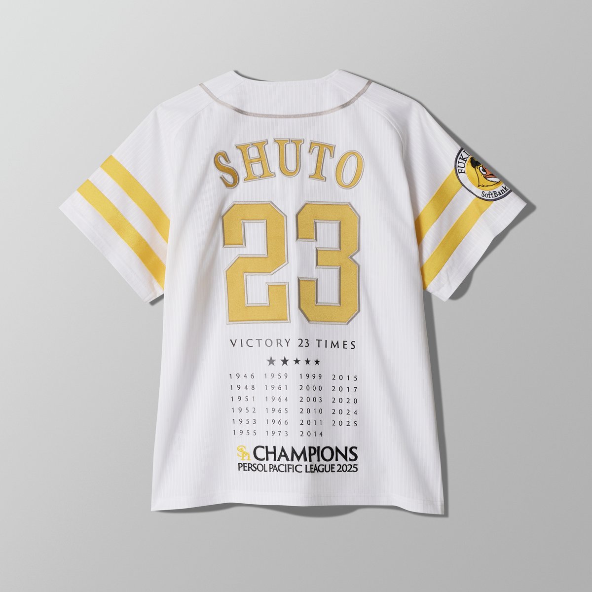 sbhawks_goods's tweet image. 🏆———
パーソル パ・リーグ
優勝記念グッズ👕
　　　　　　———🏆

オンラインストア限定の黄金N&amp;amp;Nユニフォーム✨

選手のプレーシーンやサインプリント、歴代のリーグ優勝年号が入った特別仕様です🌟

商品はこちら💁‍♂️ bit.ly/4o8V9uL

#sbhawks #ホークスグッズ #全員がPS #連覇