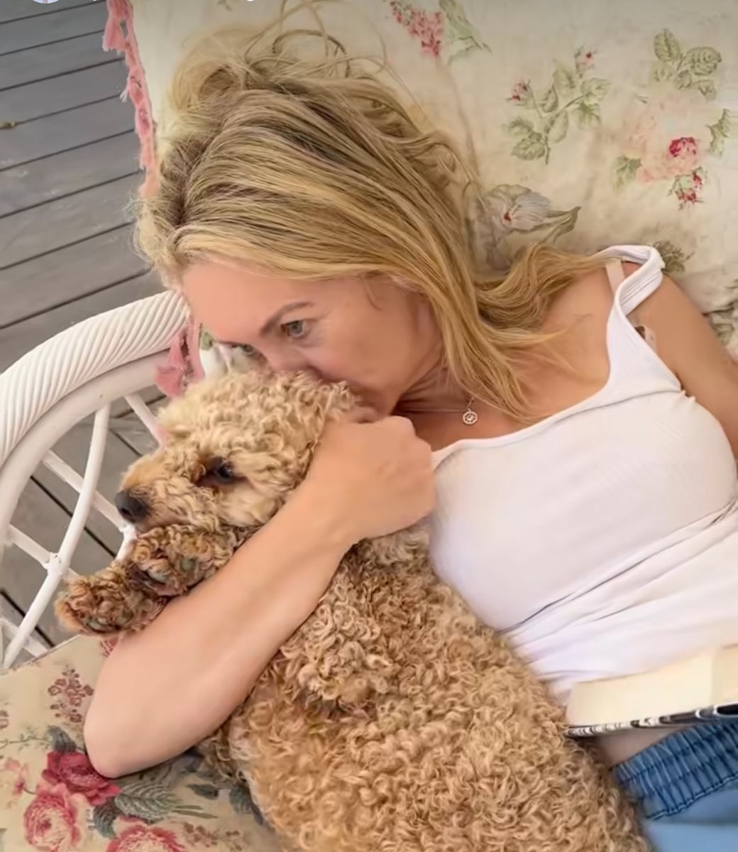 lauragelsonq's tweet image. Just me, my book, and this little ball of love, perfect weekend combo. ❤️🐶
#WeekendFeels #DogMom #ReadingTime #ChillVibes #LifeInTheUSA #WeekendMood #BookLovers