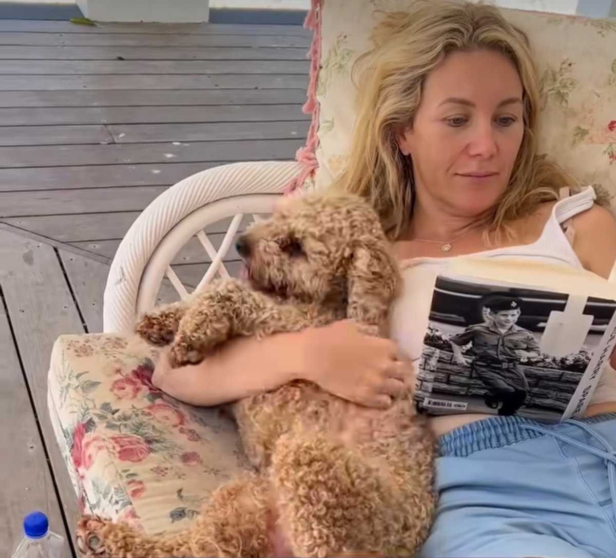 lauragelsonq's tweet image. Just me, my book, and this little ball of love, perfect weekend combo. ❤️🐶
#WeekendFeels #DogMom #ReadingTime #ChillVibes #LifeInTheUSA #WeekendMood #BookLovers
