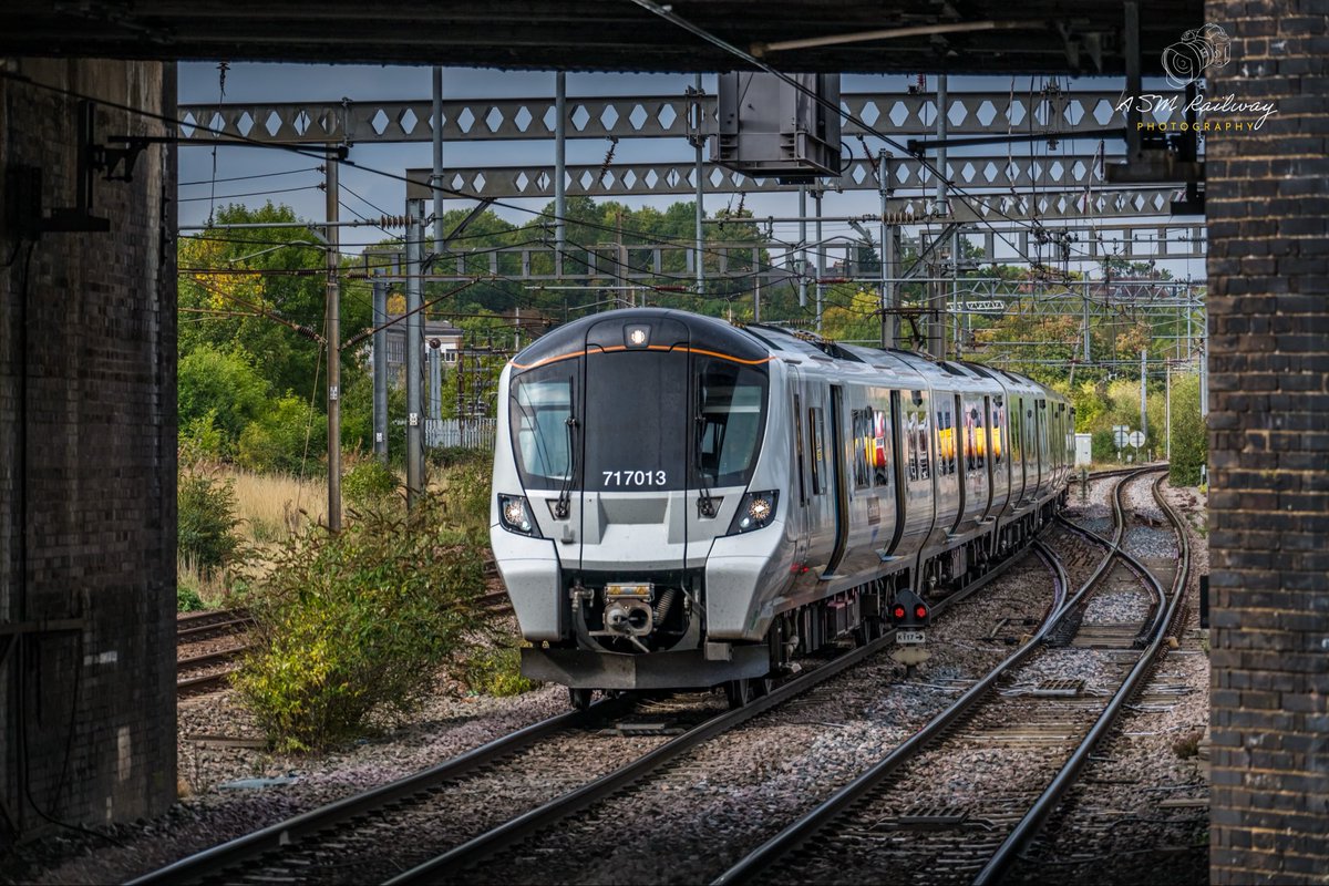 ASMRailPhotos's tweet image. 🖍️| 2V35 1301 Welwyn Garden City to Moorgate

📣| @GNRailUK 
🚂| Class 717013
📍| Alexandra Palace
📆| 01/10/2025

#class717 #717013 #greatnorthern #goviathameslinkrailway 

📸| Photography by @ASMRailPhotos ©️