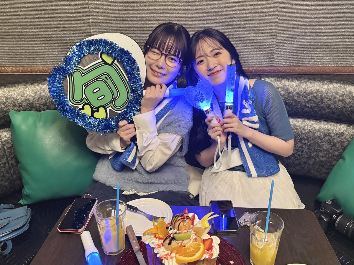 tx_oshi's tweet image. ✦ .　⁺　𝙾𝙵𝙵 𝚂𝙷𝙾𝚃　⁺　˖ . ✦

カラオケ店で推し活中🩵🩵
「旬がプライベートで食べてるやつ!!」
「アクスタ忘れたんですけど、最悪!!」
#鈴木愛理 #東雲うみ 

第𝟭話見逃し配信中📱✨
〖𝗨-𝗡𝗘𝗫𝗧〗
video.unext.jp/title/SID02382…
〖𝗧𝗩𝗲𝗿〗
tver.jp/episodes/ep1nn…