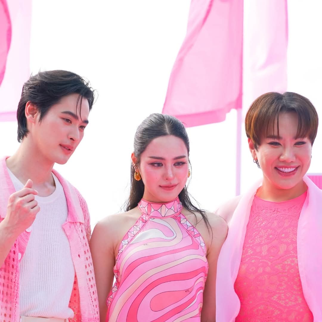 KaoNoppakaoTH's tweet image. ทะเลที่ว่าร้อน ยังไม่เท่าความฮอตของแฟนๆ ที่มารวมตัวกันแน่นที่งาน EVEANDBOY Beauty Beach Club กับการฉลองเปิดสาขาใหม่ ที่จังซีลอน จ.ภูเก็ต

ฟินทะลุคลื่น! บรรยากาศสุดสดใสจากงานริมทะเล 🌊
Joji x LemonMe Let’s Fin In EVEANDBOY ทั้งสนุก ทั้งอบอุ่น ได้ฟินใกล้ชิด กับ 3 พรีเซนเตอร์สุดฮอต…
