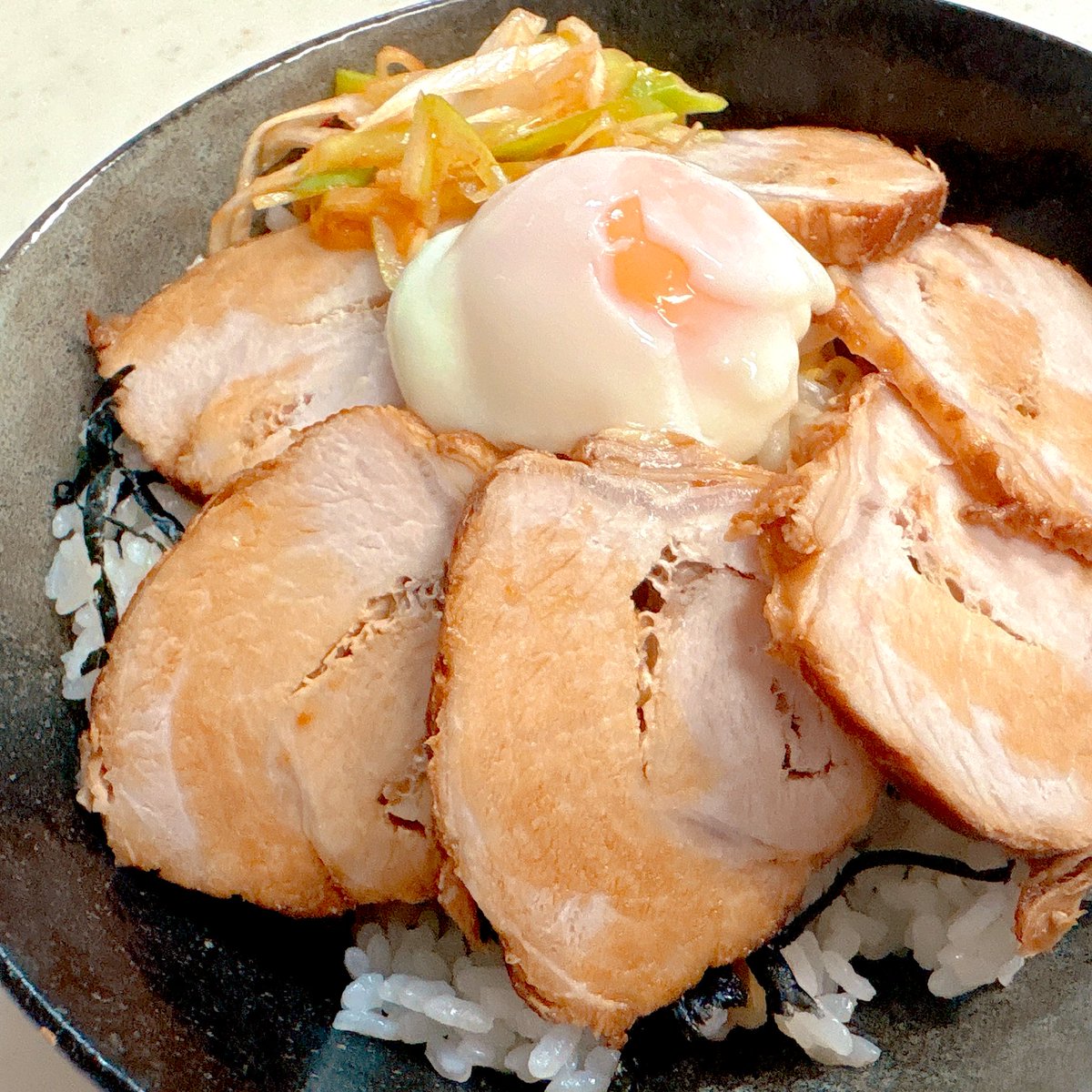 nononyo13's tweet image. 晩ごはん🌙*ﾟ
チャーシュー丼温玉とピリ辛ネギのせ〜😋✨
少し味が濃いめだったけどもやしとご飯でちょうどよくなった〜·͜·ᰔᩚ
温玉も今回は大成功🙌♡
#おうちごはん
#料理記録
#ごちそうさまでした