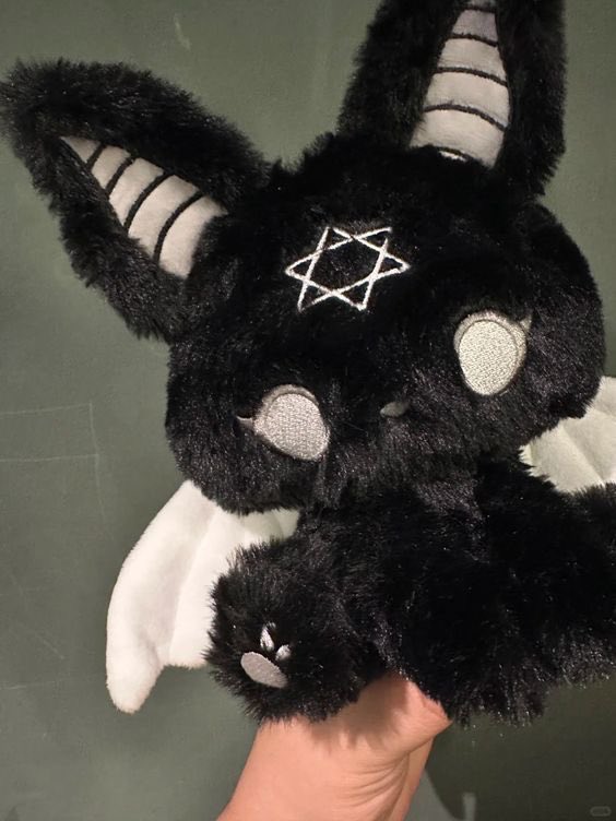 richtofensdove's tweet image. How does Pinterest see me? 

Singer
Animal 
Lyric
Plushie

I think I save to much Billie stuff LMAO