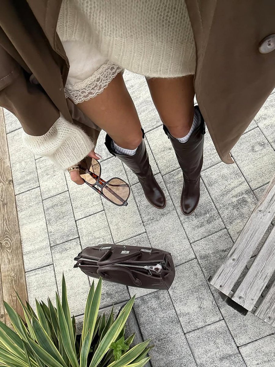 valeria75202's tweet photo. Yesterday’s look — but still one of my favorites 🤎
#classystyle #ootd #fallvibes #elegantlook #feminineaesthetic #styleinspo #autumnfashion #neutraloutfit #chicvibes #falloutfit #styleblogger #outfitdetails #citystyle #minimalchic #fashionmood #softaesthetic #outfitinspo https://t.co/lPV05sazjV
