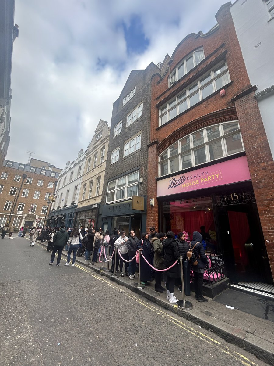 sohosocietyw1's tweet image. #Soho another day another queue 
@bootsuk Beauty Pop up, queue blocking  Dean street. Please use digital queuing to cut disruption to our community &amp;amp; capture CRM data upfront - not a bad return for 6000 beauty goody bags @appearherehq @bootsuk ?

#soholondon #techsolutions