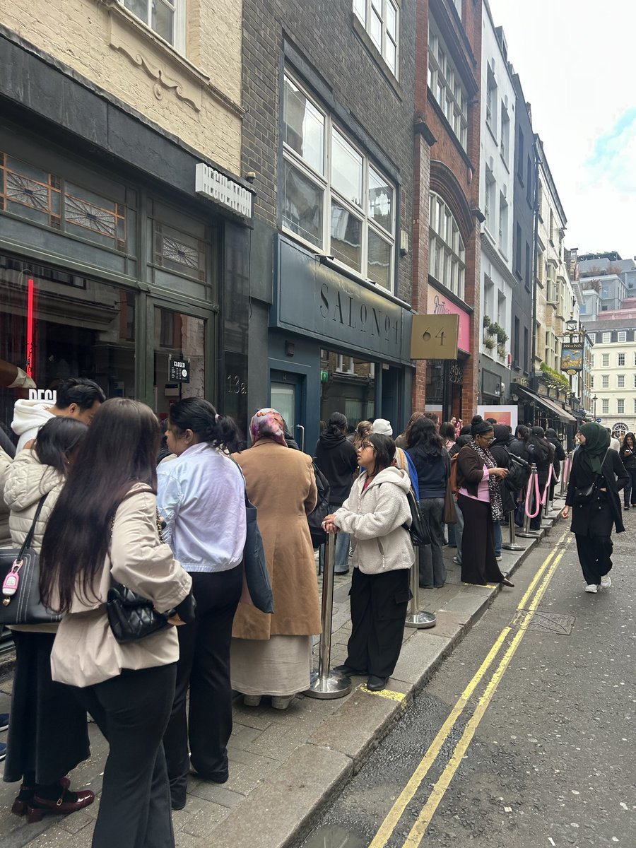 sohosocietyw1's tweet image. #Soho another day another queue 
@bootsuk Beauty Pop up, queue blocking  Dean street. Please use digital queuing to cut disruption to our community &amp;amp; capture CRM data upfront - not a bad return for 6000 beauty goody bags @appearherehq @bootsuk ?

#soholondon #techsolutions