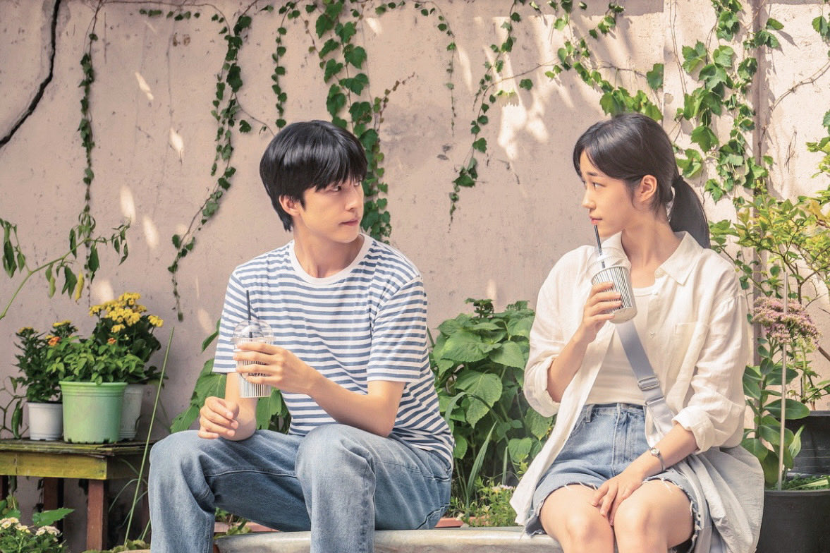 hagu_kd's tweet image. 『  #君の声を聴かせて  』

一目惚れから始まる2人の物語は､手話を主軸にして言葉以上に視線やしぐさで想いを交わす繊細な演出が素敵だった｡心で繋がる淡い恋に､初恋や眩しい青春の記憶が重なって心地よく浸れる映画🧏🏻‍♀️
#청설 #HearMeOurSummer