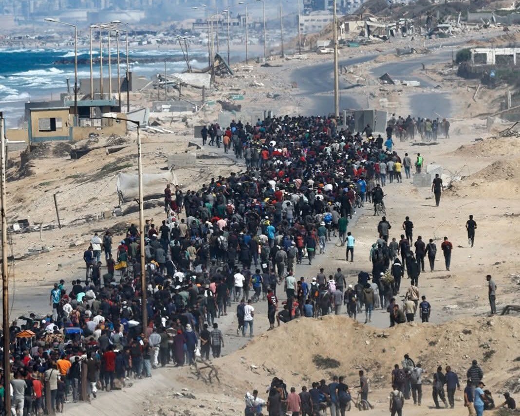 developingpak's tweet image. People are returning home at Ga&apos;za

الناس يعودون إلى منازلهم في غزة 

#Gaza #Palestine 🇵🇸
