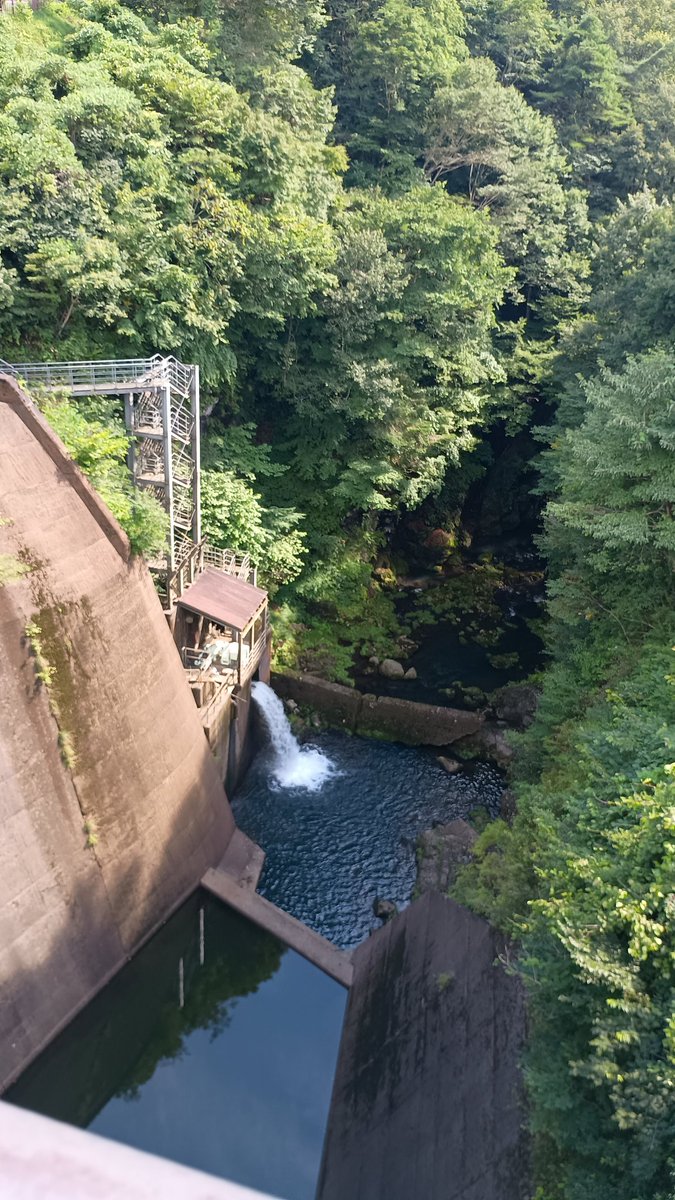 【#中之条ダム】①
　先日、中之条ダムへ訪問。中学生の時に、家族で訪問した以来の訪問。中学生の時以来なので、写真のデータも無いため、再訪問。
　右岸側の貯水池と陸の境目が凄かった？謎だ。詳しくは②へ。