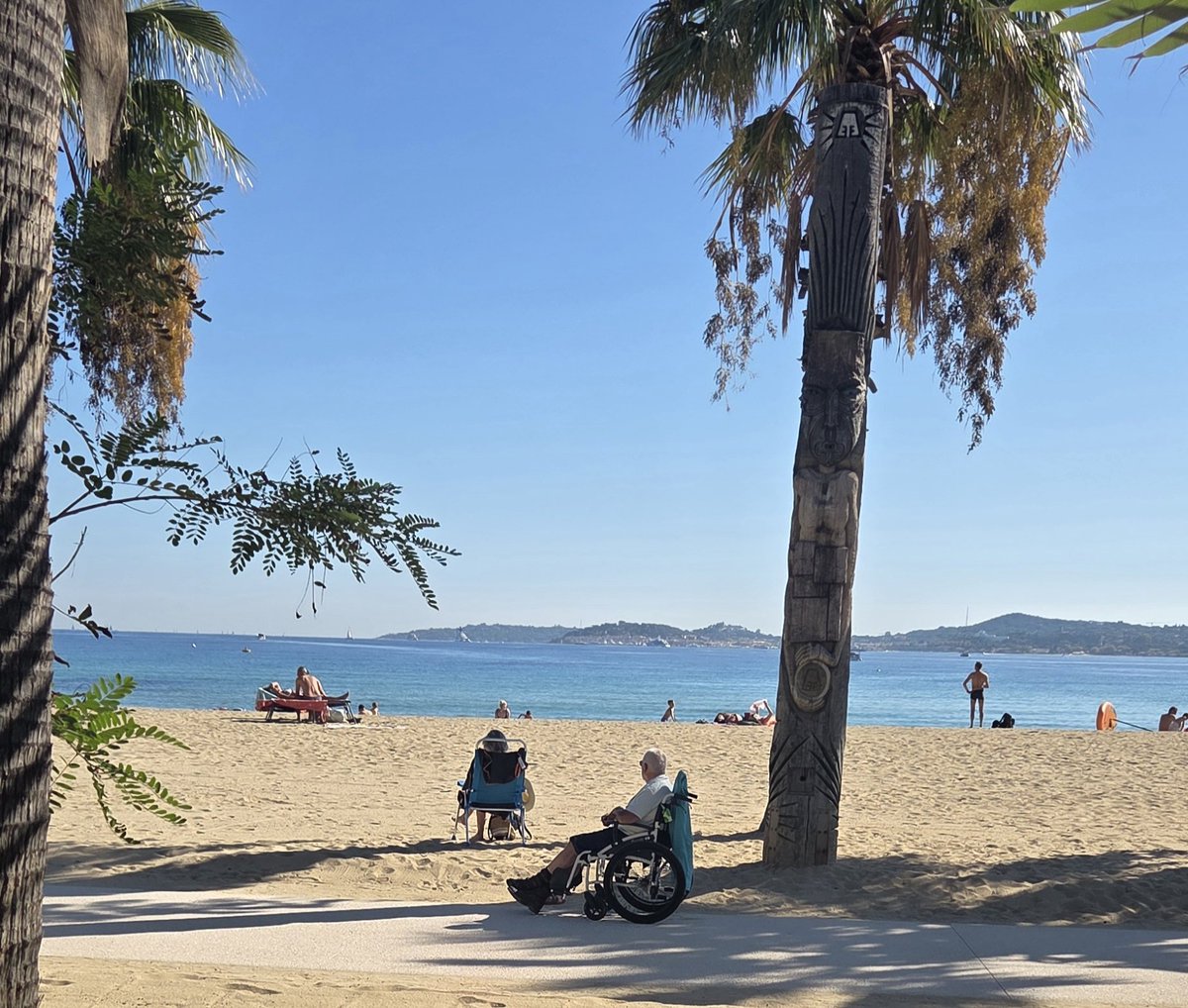 Rosenlippengirl's tweet photo. Hier hat eine Frau seit 2 Std. ihren Mann im Rollstuhl hinter sich geparkt, sich seither nicht umgedreht oder mit ihm gesprochen. Überlege ernsthaft, ob ich den Terrassentisch runter schleppe, eine Flasche Wein mit runter nehme und "4 gewinnt" mit ihm spielen soll.
#traurig https://t.co/qAbrtBdGsp
