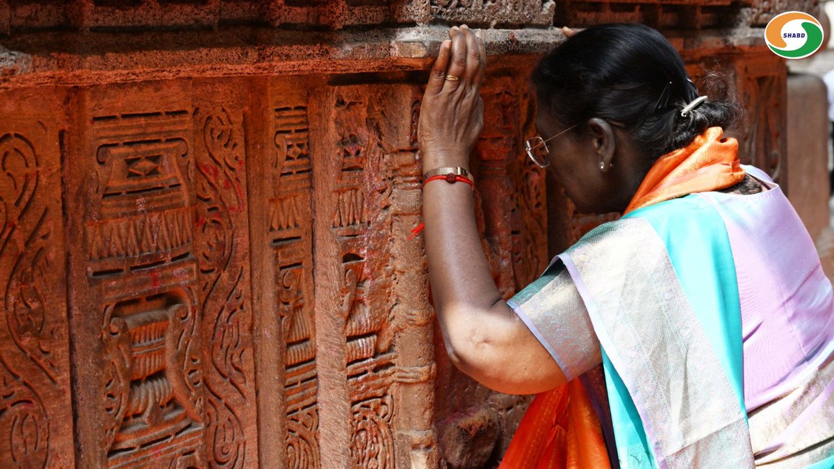 PBSHABD's tweet image. President #DroupadiMurmu is on a three-day visit to Gujarat. 

Today on the second day of her visit, the President held Darshan at #DwarkadhishTemple and offered prayers for the well-being and prosperity of all.

Find clean feed, copyright-free content exclusively on #PBSHABD.…