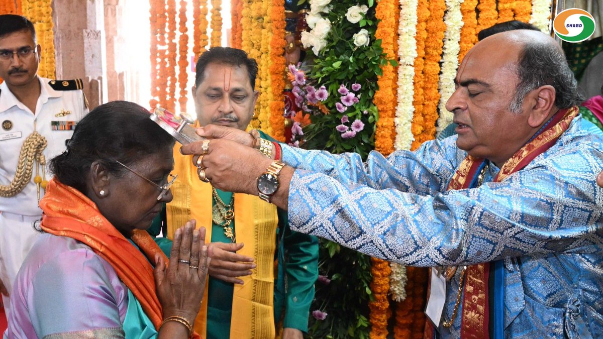 PBSHABD's tweet image. President #DroupadiMurmu is on a three-day visit to Gujarat. 

Today on the second day of her visit, the President held Darshan at #DwarkadhishTemple and offered prayers for the well-being and prosperity of all.

Find clean feed, copyright-free content exclusively on #PBSHABD.…