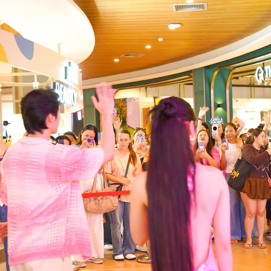 KaoNoppakaoTH's tweet image. ทะเลที่ว่าร้อน ยังไม่เท่าความฮอตของแฟนๆ ที่มารวมตัวกันแน่นที่งาน EVEANDBOY Beauty Beach Club กับการฉลองเปิดสาขาใหม่ ที่จังซีลอน จ.ภูเก็ต

ฟินทะลุคลื่น! บรรยากาศสุดสดใสจากงานริมทะเล 🌊
Joji x LemonMe Let’s Fin In EVEANDBOY ทั้งสนุก ทั้งอบอุ่น ได้ฟินใกล้ชิด กับ 3 พรีเซนเตอร์สุดฮอต…