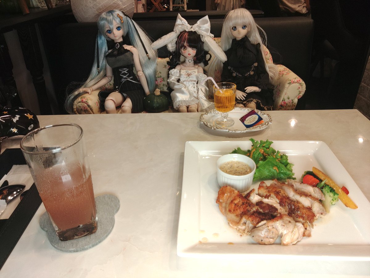 恵：チキン食べるぞね
雪：小さいカボチャ🎃貰ったよ♪
#レオノール #岡山ドールカフェ