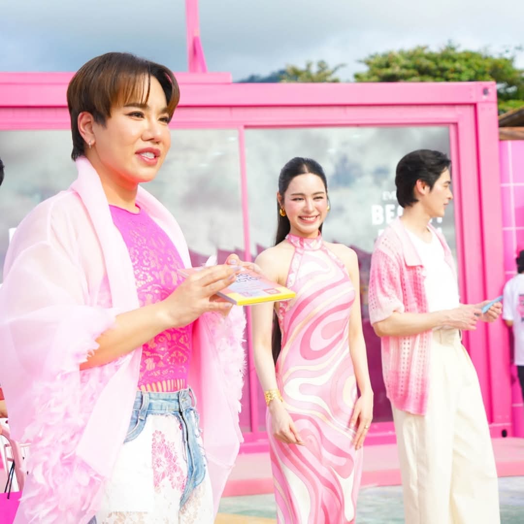 KaoNoppakaoTH's tweet image. ทะเลที่ว่าร้อน ยังไม่เท่าความฮอตของแฟนๆ ที่มารวมตัวกันแน่นที่งาน EVEANDBOY Beauty Beach Club กับการฉลองเปิดสาขาใหม่ ที่จังซีลอน จ.ภูเก็ต

ฟินทะลุคลื่น! บรรยากาศสุดสดใสจากงานริมทะเล 🌊
Joji x LemonMe Let’s Fin In EVEANDBOY ทั้งสนุก ทั้งอบอุ่น ได้ฟินใกล้ชิด กับ 3 พรีเซนเตอร์สุดฮอต…