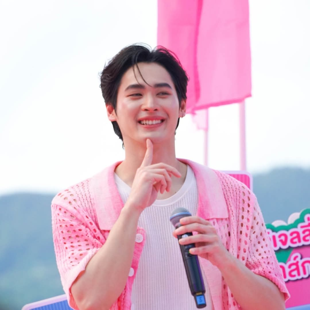 KaoNoppakaoTH's tweet image. ทะเลที่ว่าร้อน ยังไม่เท่าความฮอตของแฟนๆ ที่มารวมตัวกันแน่นที่งาน EVEANDBOY Beauty Beach Club กับการฉลองเปิดสาขาใหม่ ที่จังซีลอน จ.ภูเก็ต

ฟินทะลุคลื่น! บรรยากาศสุดสดใสจากงานริมทะเล 🌊
Joji x LemonMe Let’s Fin In EVEANDBOY ทั้งสนุก ทั้งอบอุ่น ได้ฟินใกล้ชิด กับ 3 พรีเซนเตอร์สุดฮอต…
