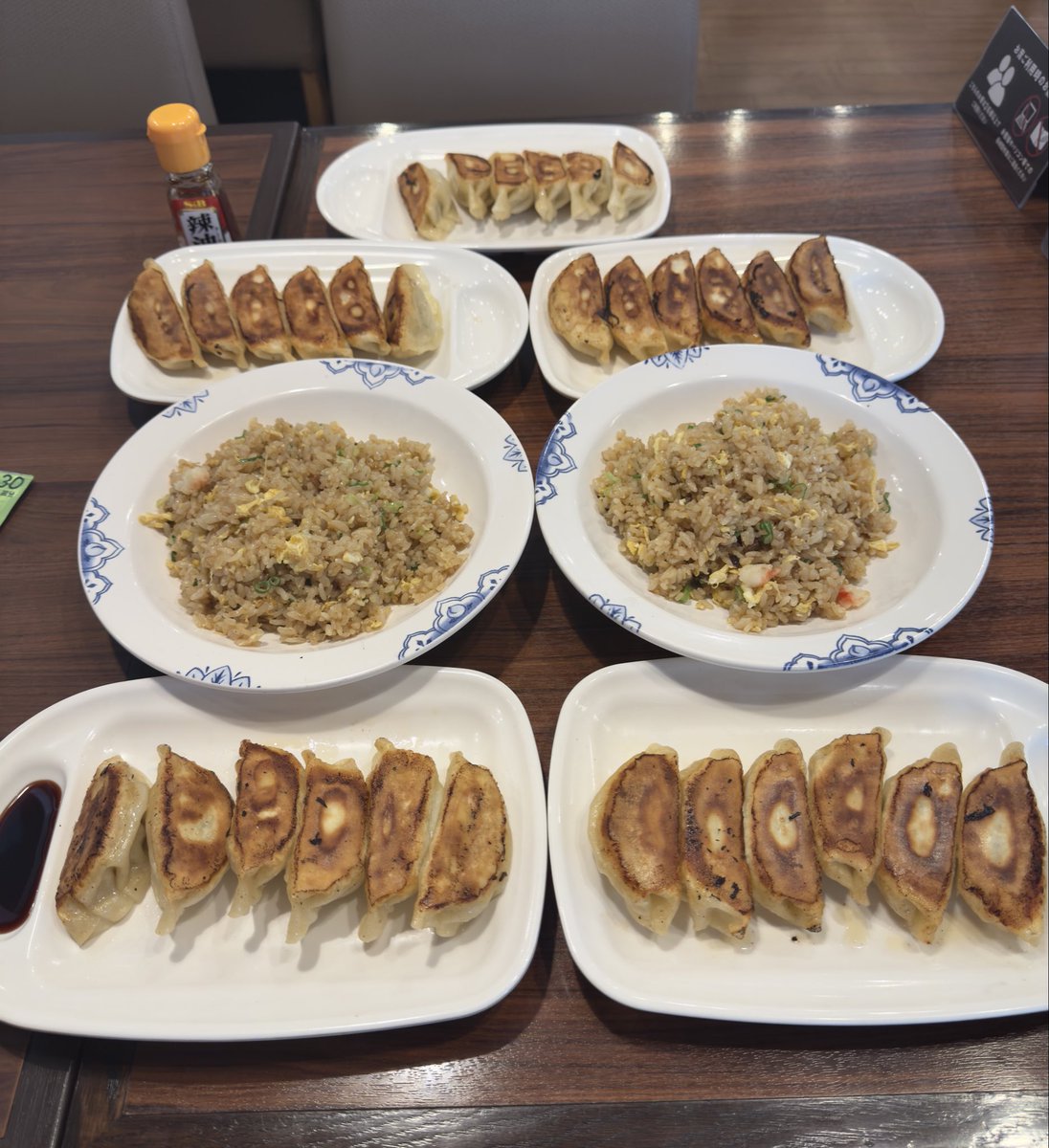 37歳独身男性の夕食は

バーミヤンで
チャーハン2つ、餃子30個

ひとりで完食です🥲🍚✨
（税込2,413円）