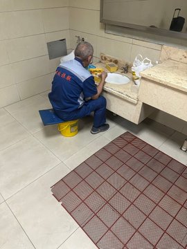 Pseudo_Prophet_'s tweet image. Toilets are occupied.