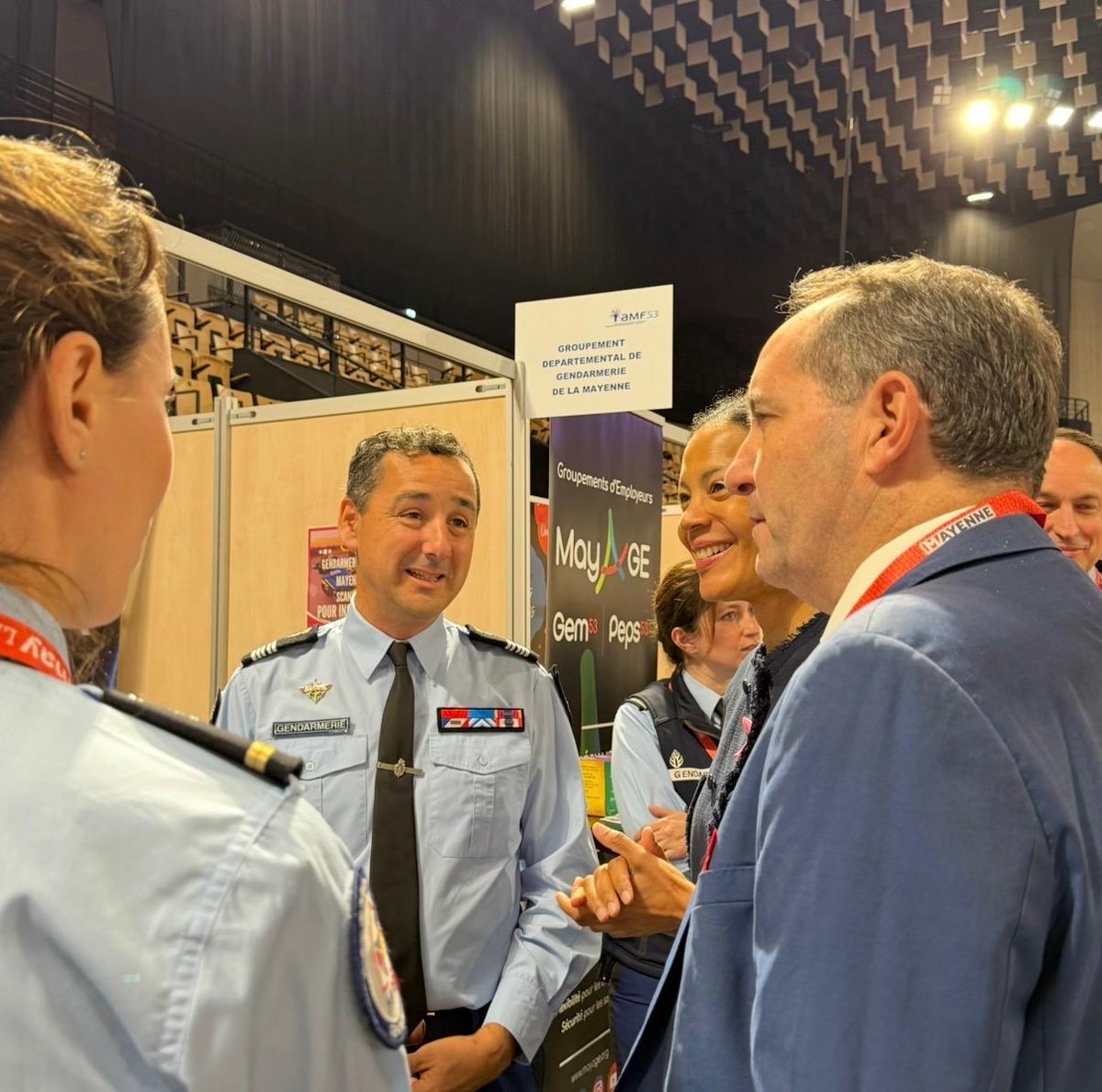 Gendarmerie_053's tweet photo. Enjeux de sécurité locale, prévention, dispositifs territoriaux...venez échanger avec la @gendarmeriedelamayenne présente au salon des collectivités à l'espace Mayenne de LAVAL.
#Gendarmerie #conseildépartemental #amf53 https://t.co/Piiwax1uun