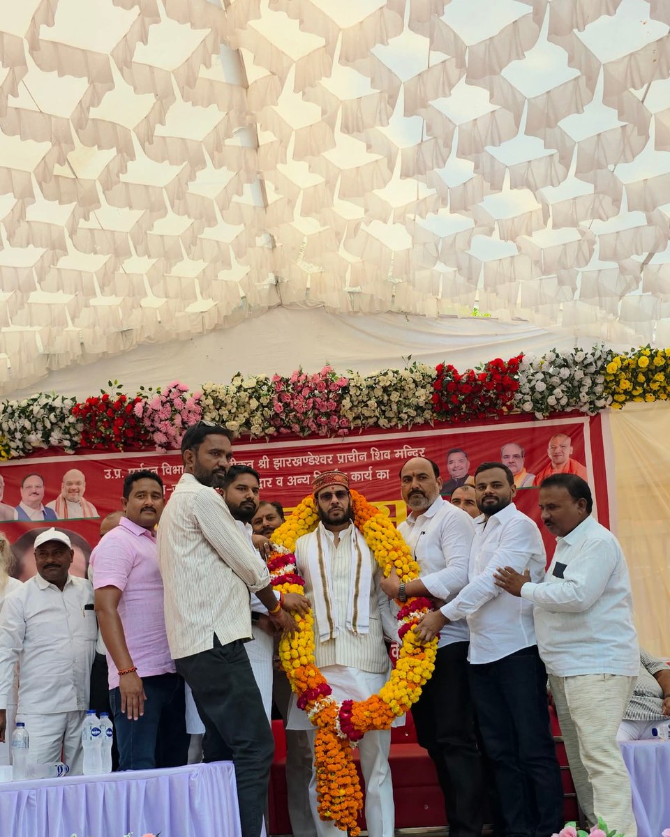 Manojpandeyweb's tweet image. बाबा भोले की असीम कृपा से आज अपने क्षेत्र के प्राचीन श्री झारखण्डेश्वर मंदिर
को पर्यटक स्थल के रूप में परिवर्तित कराए जाने की शासन से स्वीकृत प्राप्त होने की सफलता प्राप्त हुई। आज शिलान्यास के अवसर पर सभी क्षेत्रवासियों को बधाई
