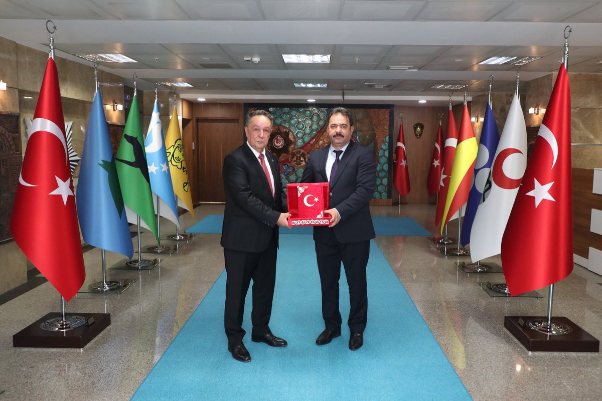 Yeni göreve atanan Bursa İl Emniyet Müdürümüz Sayın Kadir GÖKÇE’yi makamında ziyaret ettik.
Göreve başlaması vesilesiyle kendisine hayırlı olsun dileklerimizi ilettik.
Bursa’mızın güvenliği, huzuru ve kamu düzeninin tesisi adına yapacağı başarılı çalışmaların, şehrimize önemli