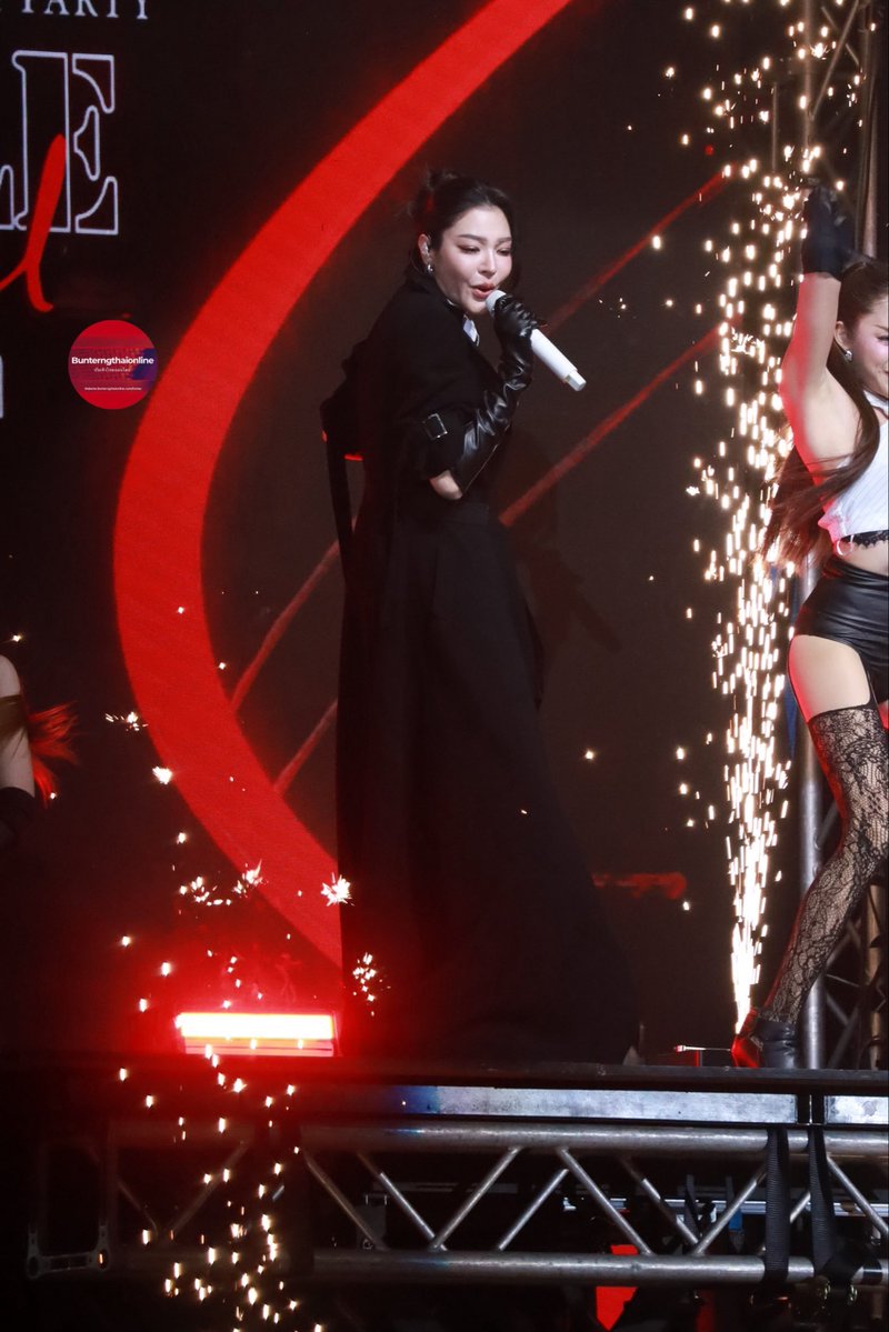 Bunterngonline's tweet image. ✨️ ฝ้าย พีรญา บรรยากาศในงาน 2025 FAYE PERAYA BIRTHDAY PARTY “GENTLE Bad GIRL”❤️🔥
HAPPY BIRTHDAY PERAYA
#FayeGentleBadGirlParty
#FayeGENTLEbadGIRL
#FayePeraya #ฝ้ายพีรญา
#FabelEntertainment