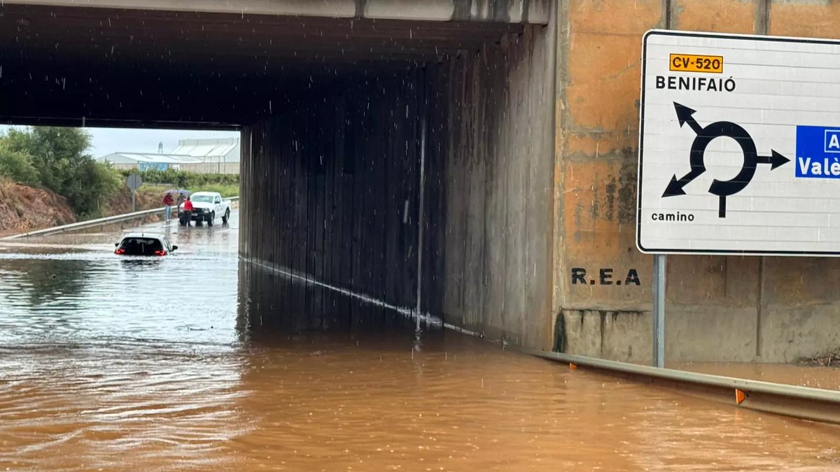 Els bombers rescaten un conductor atrapat per la pluja en un túnel de Benifaió

El temporal deixa més de 250 litres per metre quadrat en punts de la província de València i provoca una vintena d’intervencions del Consorci Provincial de Bombers

Més informació⬇️