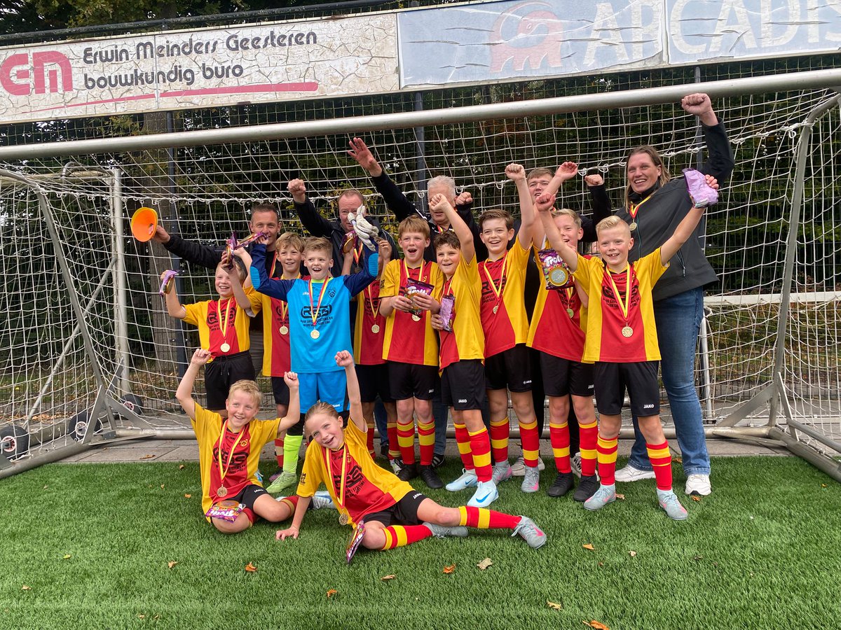 🎉 JO11-1 kroont zich tot kampioen! ⚽️

Wat een feestelijke zaterdagochtend in Geesteren! Vandaag, zaterdag 11 oktober, vierde STEVO JO11-1 vol trots hun kampioenschap. Thuis trad het team aan tegen Gramsbergen JO11-2, en ook dit laatste duel werd in stijl gewonnen: 7-4!
Met maar