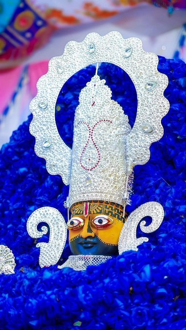 OmprakP3015's tweet image. 🌺🌸 श्री खाटू श्याम जी की महिमा 🌸🌺

जब धर्म संकट में हो, जब जीवन की राहें अंधकारमय हों,
तब एक ही नाम मन को सुकून देता है – &quot;श्याम, मेरे खाटू वाले श्याम!&quot;

राजस्थान के सीकर जिले में स्थित खाटूधाम,
जहाँ हर भक्त को मिलता है जीवन का सच्चा अराम।
यह कोई साधारण तीर्थ नहीं,
बल्कि वो…
