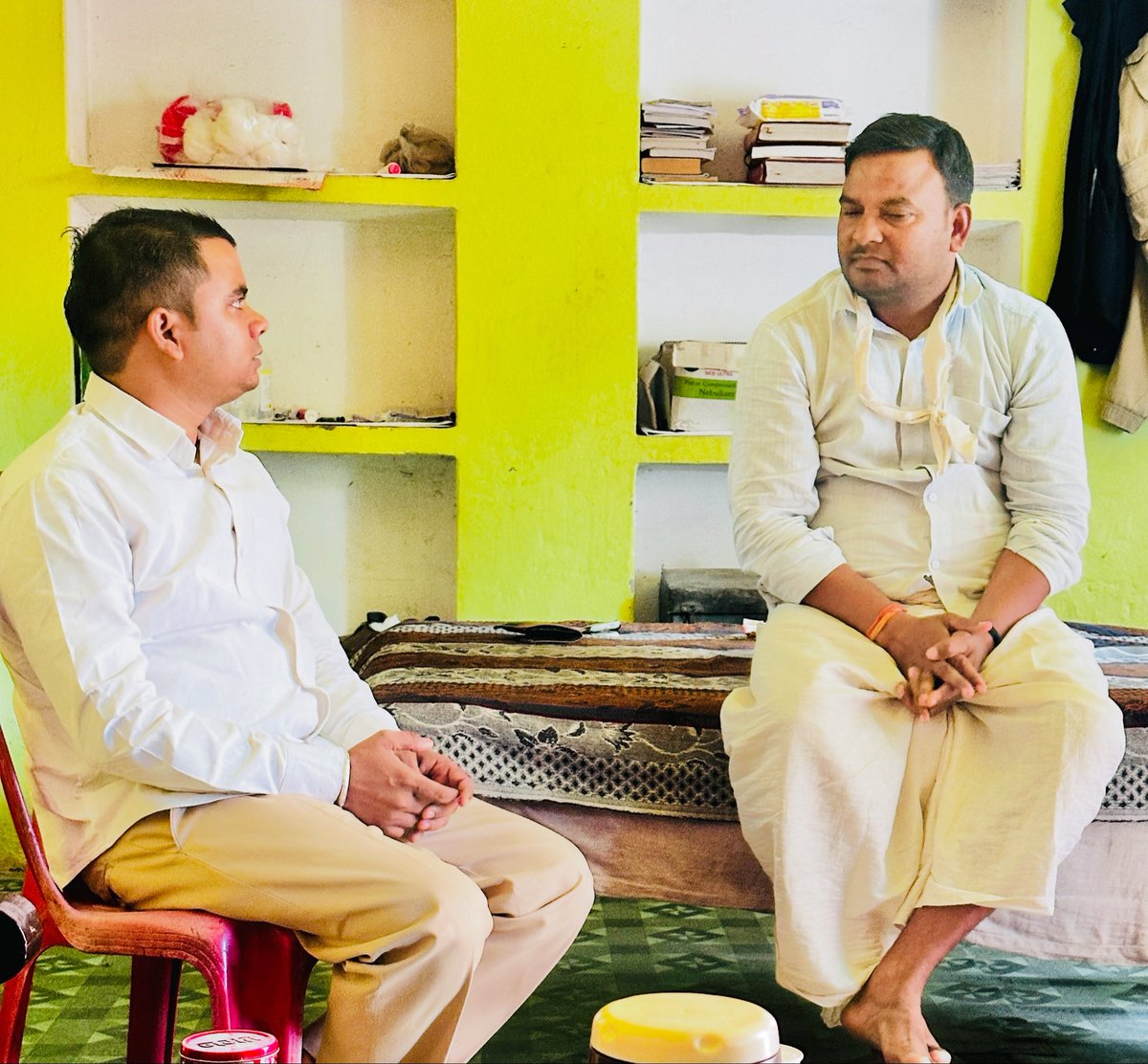 vimleshkumar941's tweet image. पूर्व मंडल अध्यक्ष भाजपा दशेर श्री धर्मेन्द्र पटेल जी के पूज्यनीय पिता जी के निधन की दुःखद सूचना प्राप्त होने पर उनके आवास समोधीपुर, प्रतापपुर पहुंचकर अपनी शोक संवेदना व्यक्त की, ईश्वर से प्रार्थना है पुण्यात्मा को अपने चरणों मे स्थान दें एवं शोकाकुल परिजनों को इस अपार दुःख को…
