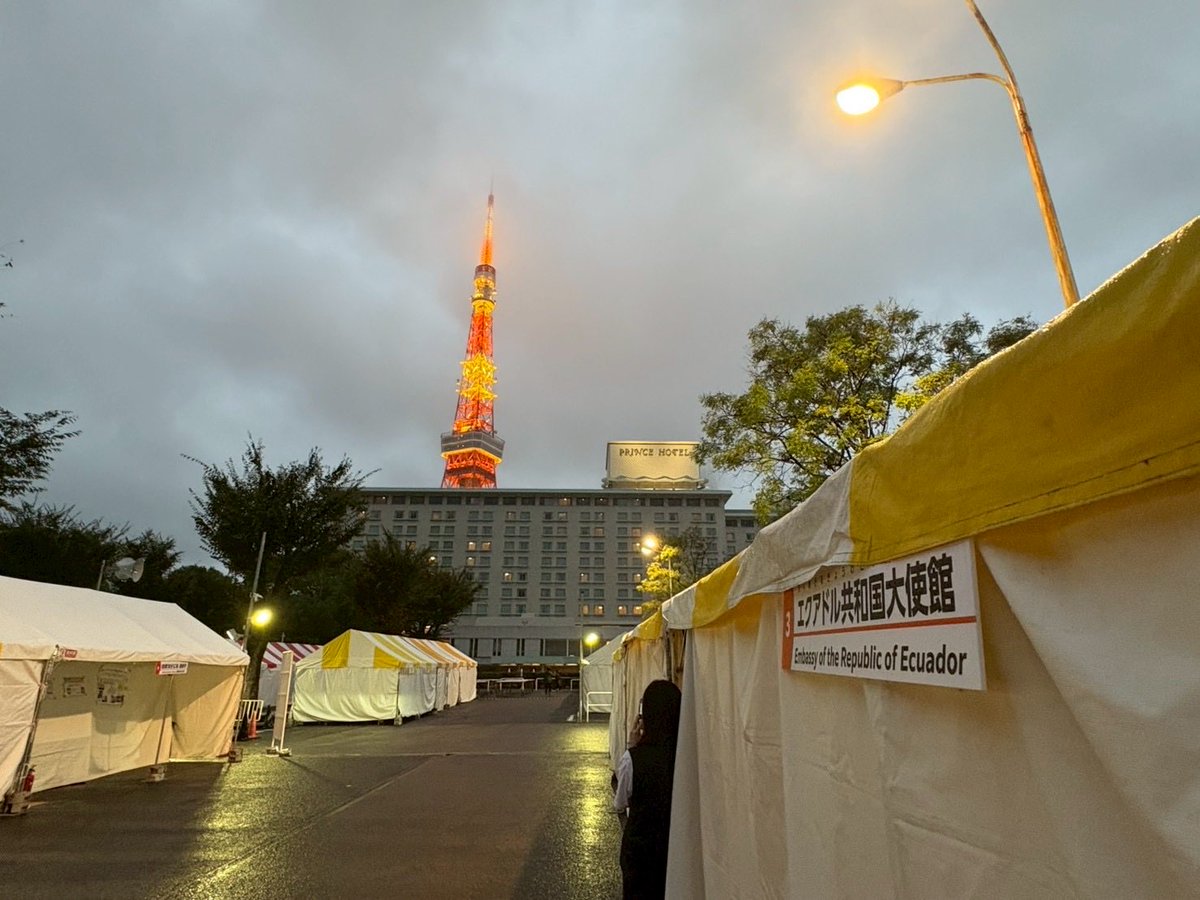 本日、東京都港区「みなと区民まつり」エクアドル大使館ブース出店初日でした🍫

エクアドル産カカオを使ったショーコラ、タブレット、アイスを販売🍫雨の中多くのご来店ありがとうございました✨

売上は全額カカオ植樹＆栽培活動に使わせて頂きます。明日の最終日も皆様のご来店お待ちしております！