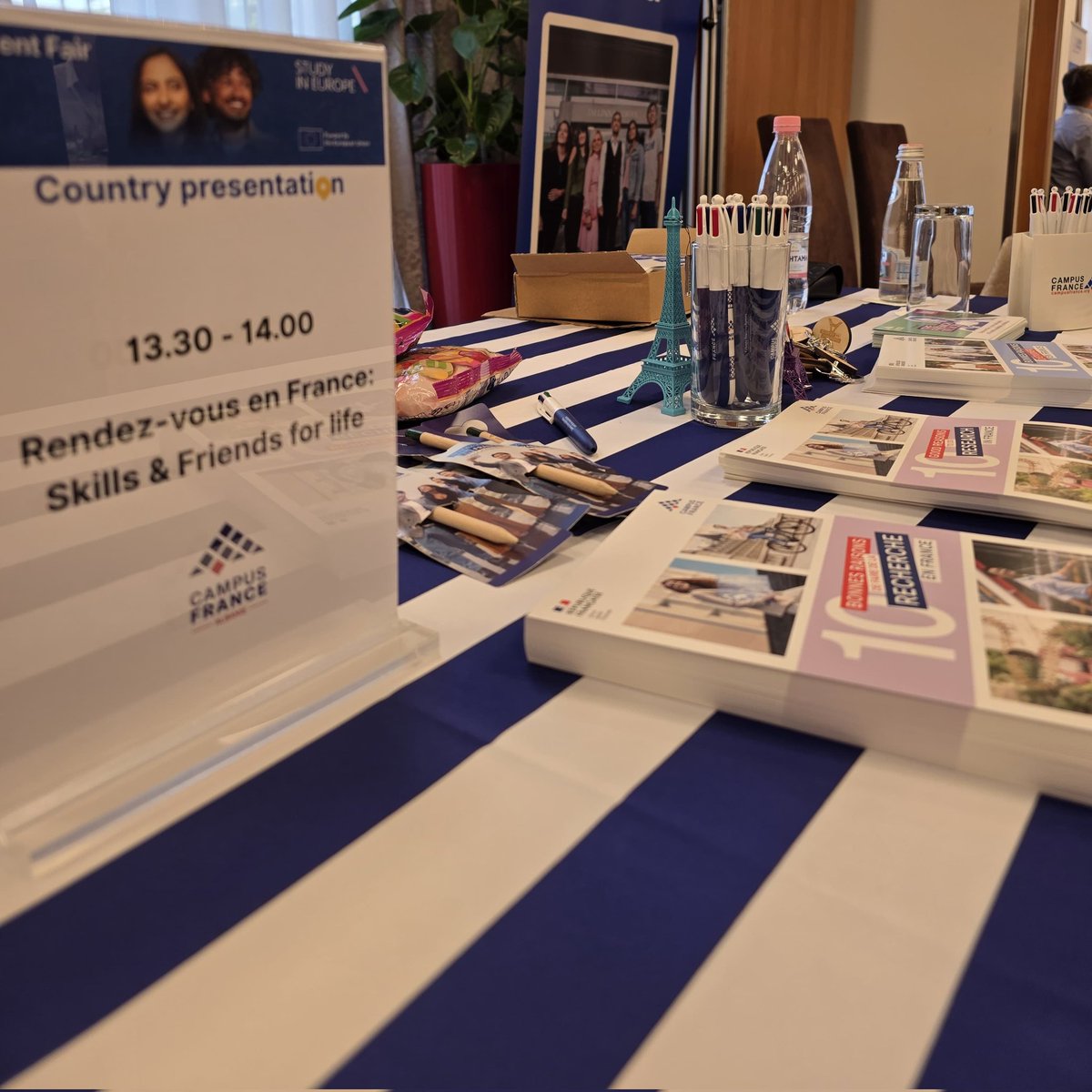 Le salon « Étudier en Europe » / ‘Study in Europe’ 🇪🇺 a débuté. 
Des représentants français 🇫🇷font partie des 4️⃣0️⃣ établissements d'enseignement supérieur de 15 pays &amp; proposent des ℹ️ détaillées aux jeunes étudiants 🇦🇱 souhaitant poursuivre leurs études👨‍🎓👩‍🎓 à l'étranger.