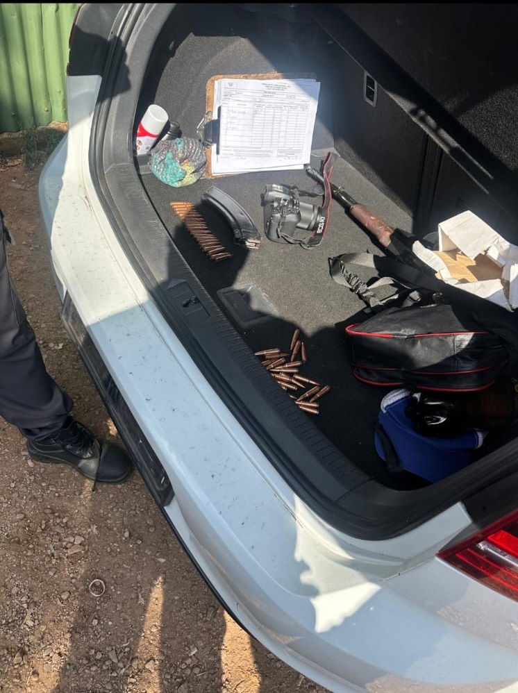 SAPoliceService's tweet image. #sapsGP Police rescued a kidnapped victim and recovered an AK-47 rifle with scores of ammunition after stopping a suspicious vehicle with five occupants on the R80 highway in Rosslyn, Tshwane on Friday, 10/10. Four suspects were arrested and charged with #kidnapping, possession…