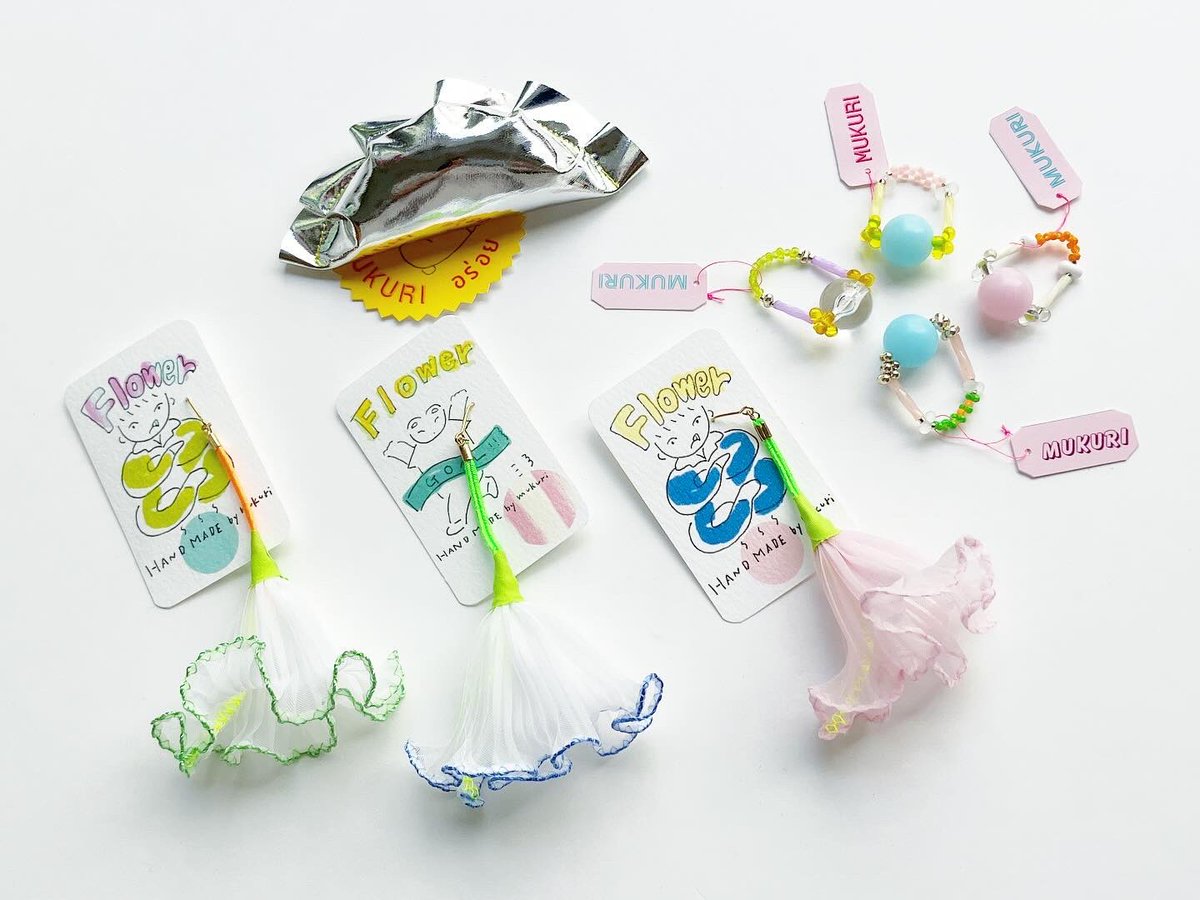 先日1Ｆギャラリーで展示をしてくださったむくりさんのアクリルキーホルダーが入荷いたしました✨️ にっこり笑顔のギョウザやカメ、キリッとした表情の犬の3種類です🥟🐢🐶
厚みは5mmほどあり衝撃にも強く、バッグにおつけいただくのもおすすめです♡
その他にも、耳飾りやリングなどもございますよ☺️