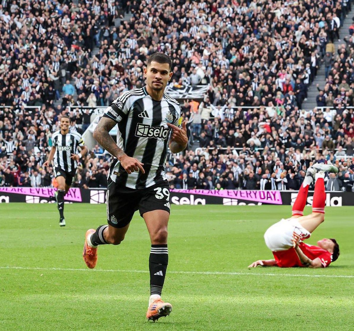 MagpieJoe_'s tweet image. Thiaw’s look is every Newcastle fan seeing this picture
