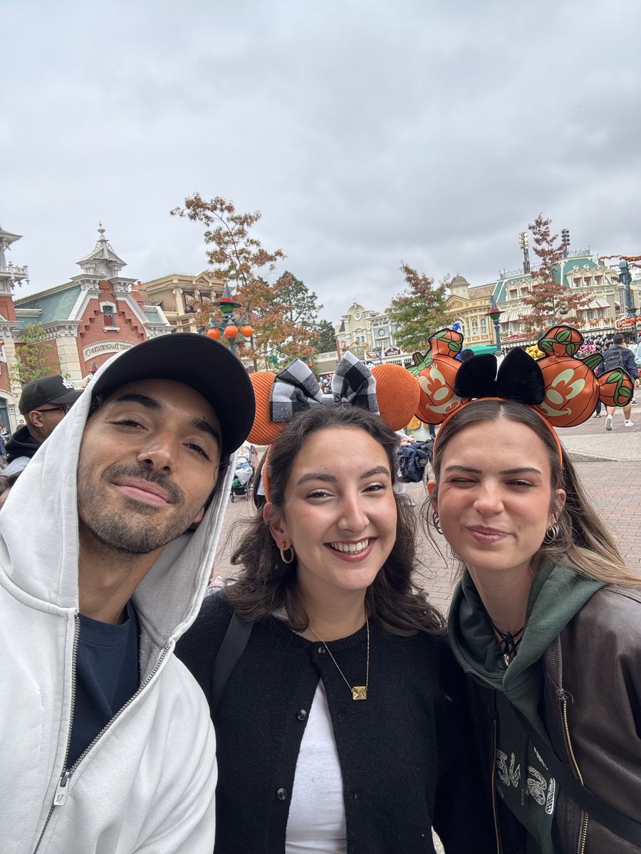 met tzp in disneyland yesterday and he was sooo sweet 🥺😭🩷