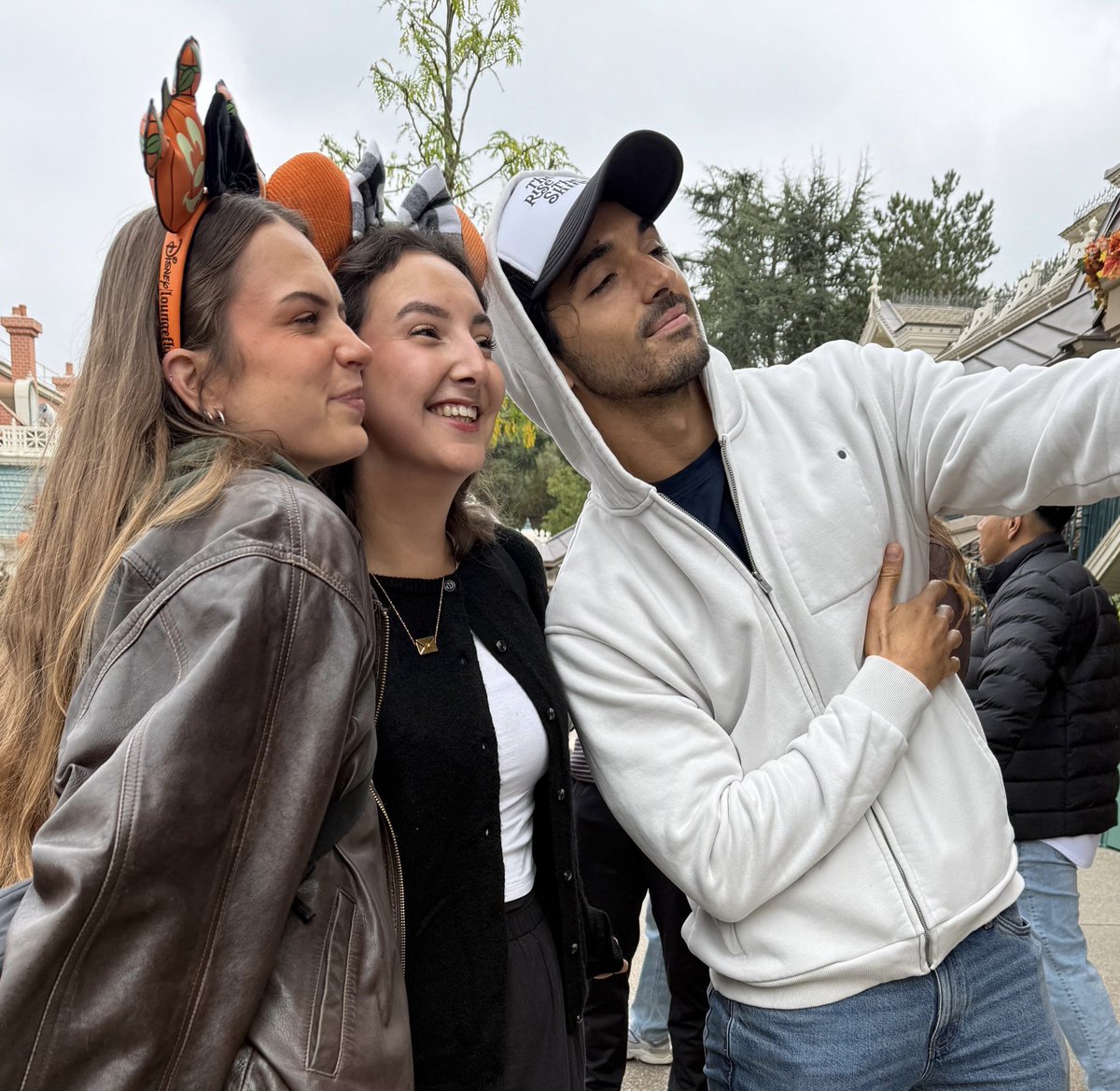 nomoresadsongs's tweet photo. met tzp in disneyland yesterday and he was sooo sweet 🥺😭🩷 https://t.co/kQLhTEaCuk