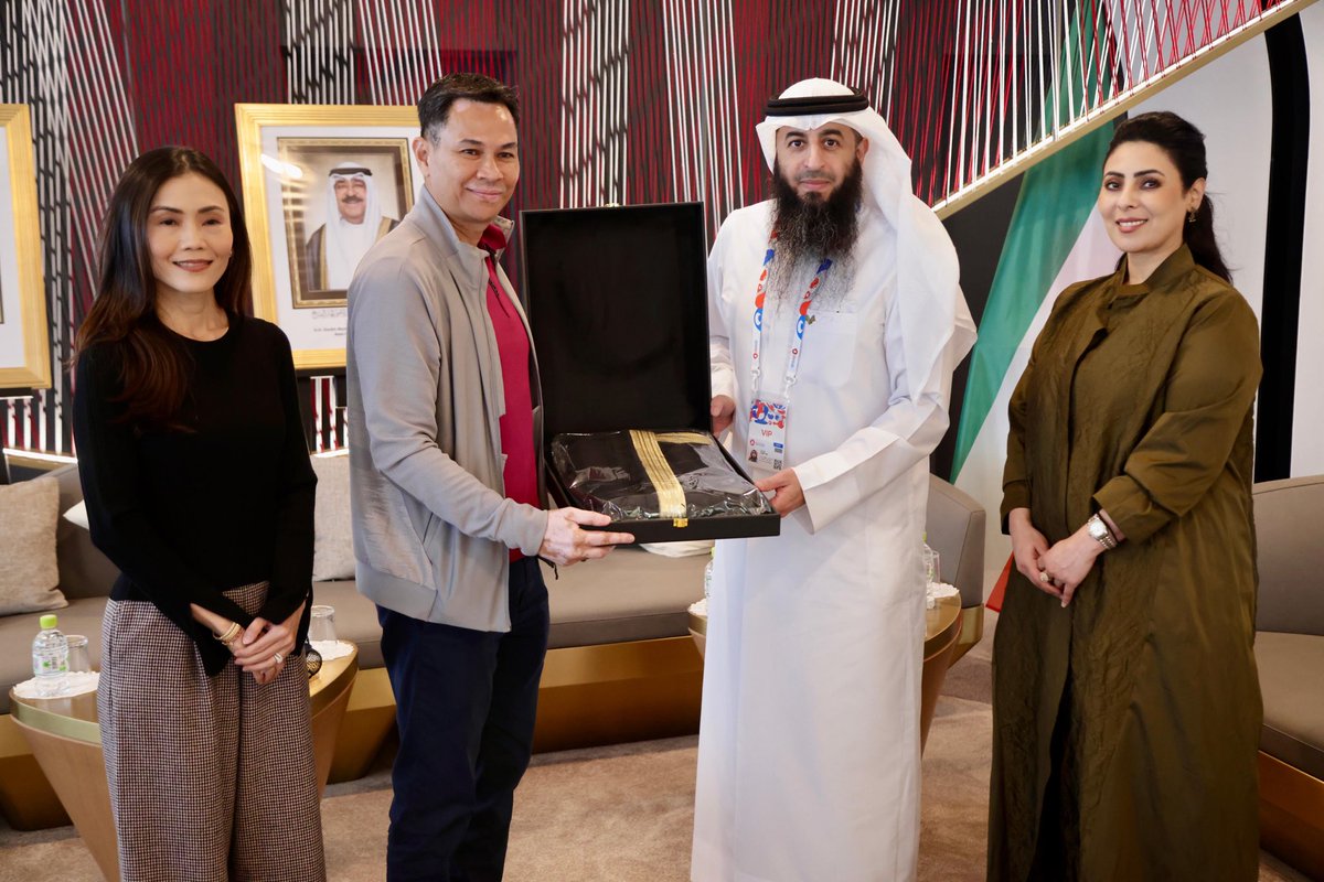 KuwaitExpo2025's tweet photo. قام نائب ولي عهد ولاية قدح – ما��يزيا صاحب السمو الملكي تونكو ماهكوتا قدح وحرمه بزيارة جناح دولة الكويت في إكسبو 2025 أوساكا.

كما زار نائب رئيس وزراء دوقية لوكسمبورغ الكبرى كزافيه بيتيل الجناح .

وكان في استقبالهما سعادة المفوض العام لدولة الكويت سالم الوطيان.

#Osaka_2025
#Kuwait_Pavilion
#Visionary_Lighthouse
#Japan_Expo_2025
#Expo2025