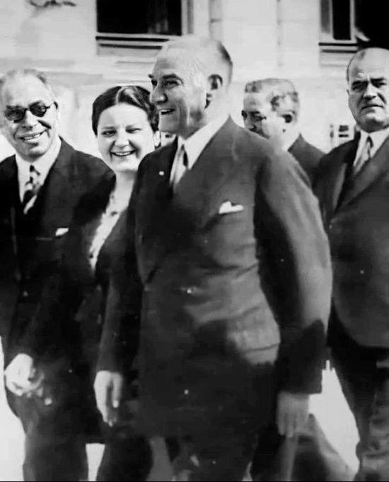 Eğer Tarih Bir Yüreğe Sahip Olsaydı,
Mustafa Kemal’i Kesinlikle Kıskanırdı..!
🩶