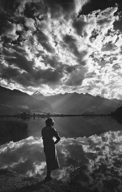 "Old books, honest friends,
a mediocre, but our own, poem,
and the strange habit of
finally being happy in the shadows".

Vicente Gallego
Photo by Ernst Baumann, 1938, Austrian Alps