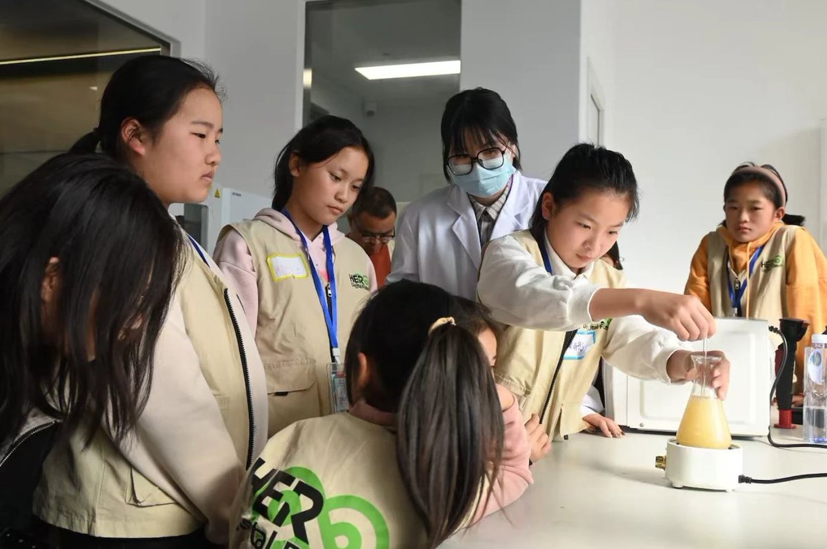 UNDPChina's tweet image. "The girl I am, the change I lead."
On today's International #DayOfTheGirl, learn how @UNDP🇨🇳's youth program Her Digital Future has worked to promote digital literacy in girls across China, opening and enabling pathways into futures in STEM➡️shorturl.at/IYXlN