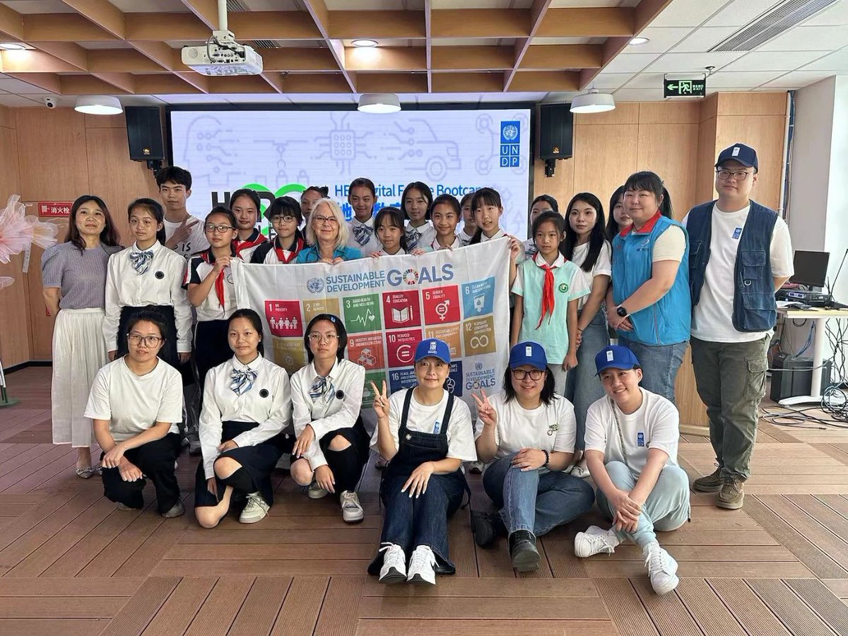 UNDPChina's tweet image. "The girl I am, the change I lead."
On today's International #DayOfTheGirl, learn how @UNDP🇨🇳's youth program Her Digital Future has worked to promote digital literacy in girls across China, opening and enabling pathways into futures in STEM➡️shorturl.at/IYXlN