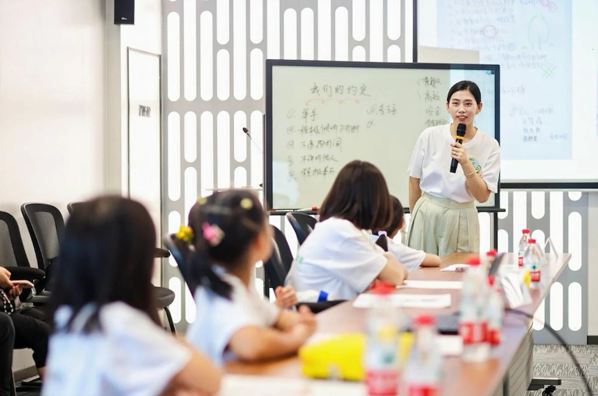 UNDPChina's tweet image. "The girl I am, the change I lead."
On today's International #DayOfTheGirl, learn how @UNDP🇨🇳's youth program Her Digital Future has worked to promote digital literacy in girls across China, opening and enabling pathways into futures in STEM➡️shorturl.at/IYXlN